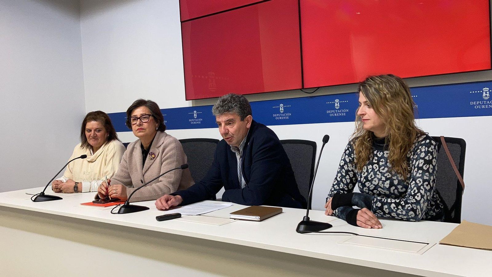 El portavoz socialista, Álvaro Vila, acompañado por las diputadas provinciales Susana Rodríguez, Elvira Lama y Marina Vaz.