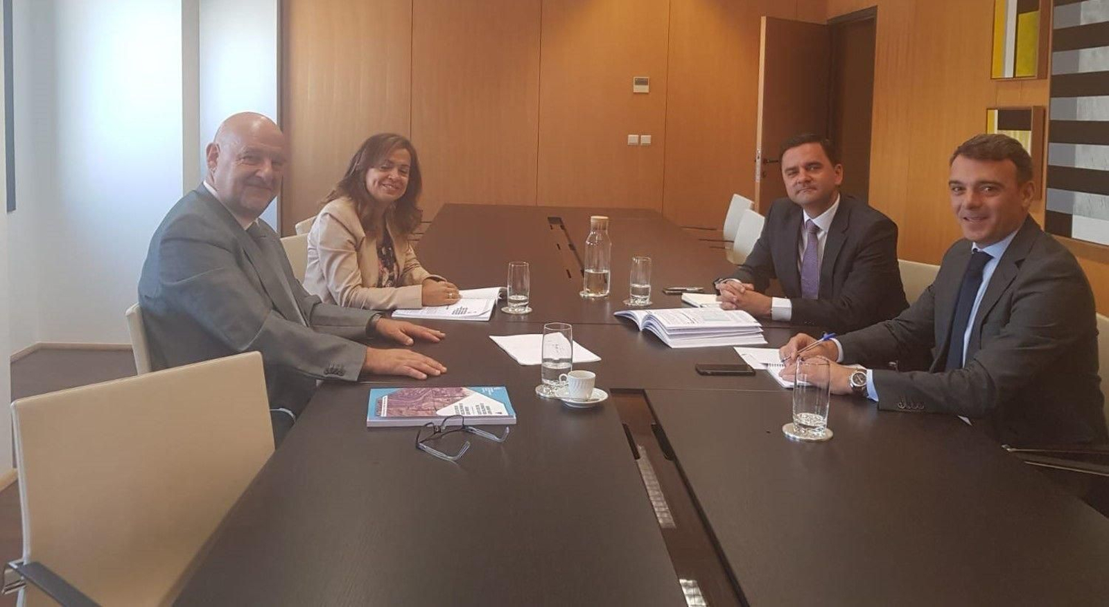 Mao y Salgueiro, del Eixo, con el ministro luso Pedro Marques y su jefe de gabinete, ayer en Lisboa.