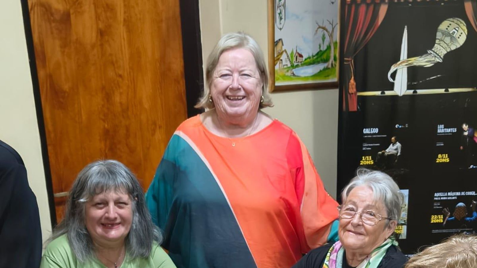 La candidata con un grupo de mujeres