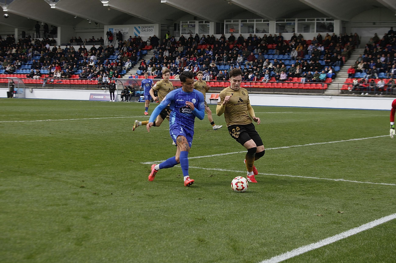 Disputa del balón durante el Ourense CF 1-0 Real Sociedad "B"