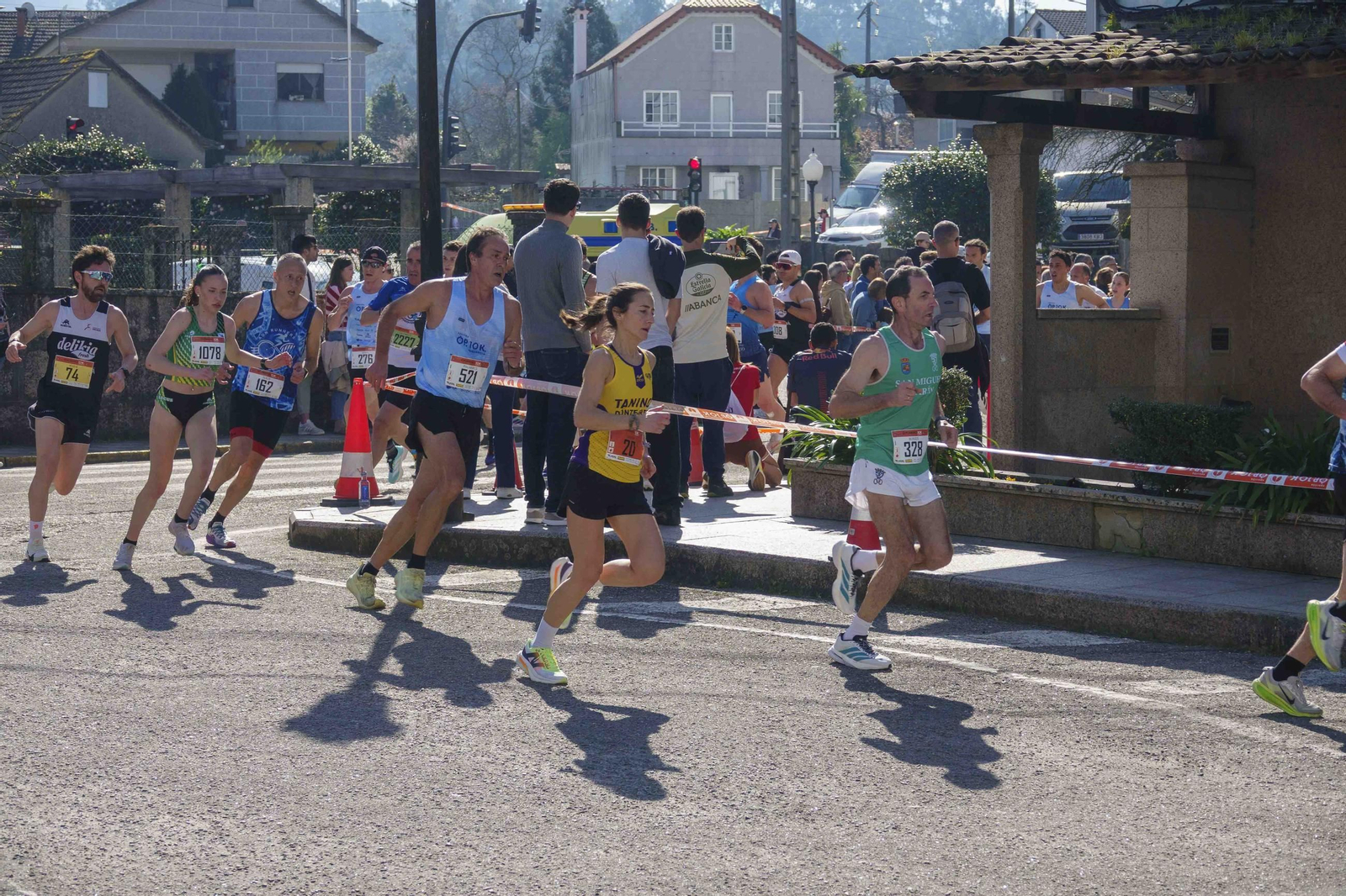 Galería | Pequeños y mayores se divierten en la 10K de Porriño