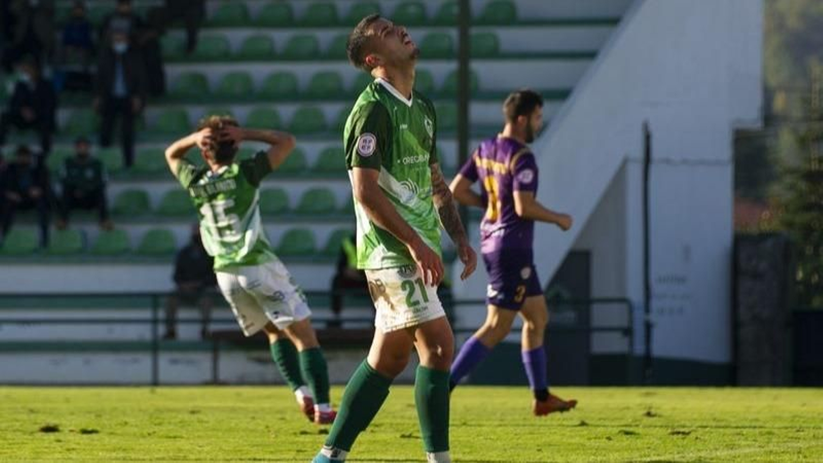 El delantero del Arenteiro, Adri Castro, se lamenta de una ocasión fallada en Espiñedo (MARTIÑO PINAL).