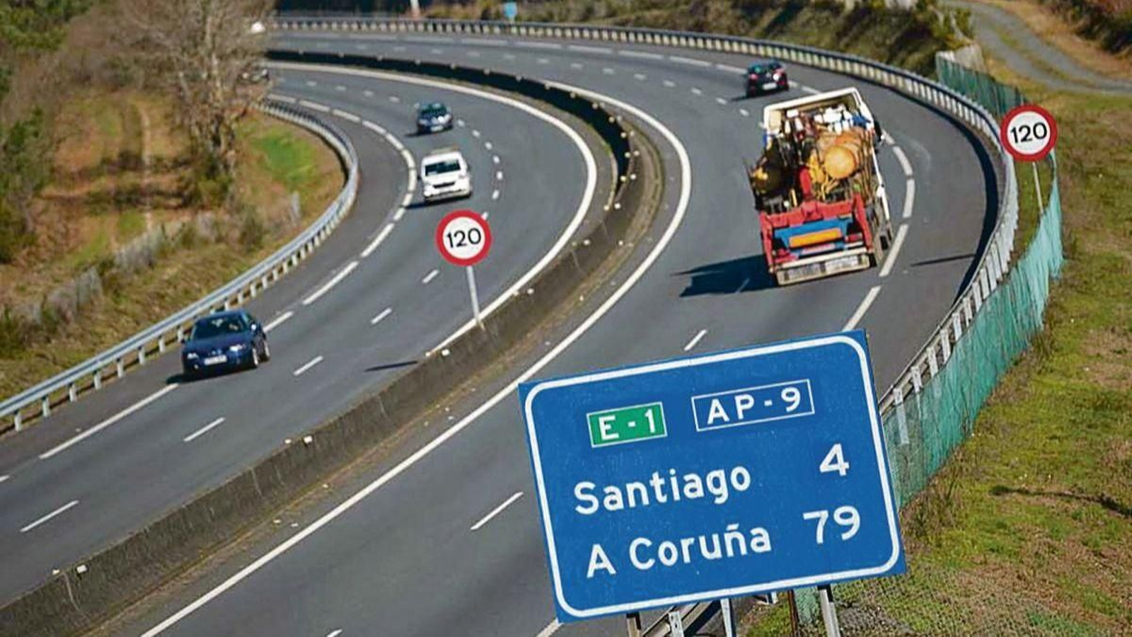 Un tramo de la autopista AP-9, a su paso por Santiago.