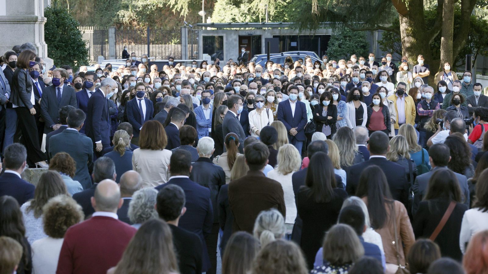 Imagen del minuto de silencio por Valeriano Martínez. // EFE