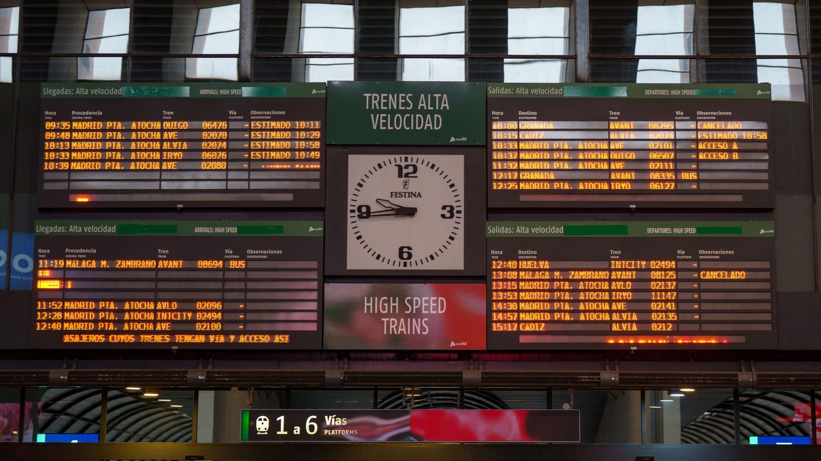 Panel informativo de horarios de salidas y llegadas de la estación de trenes de Santa Justa de Sevilla.