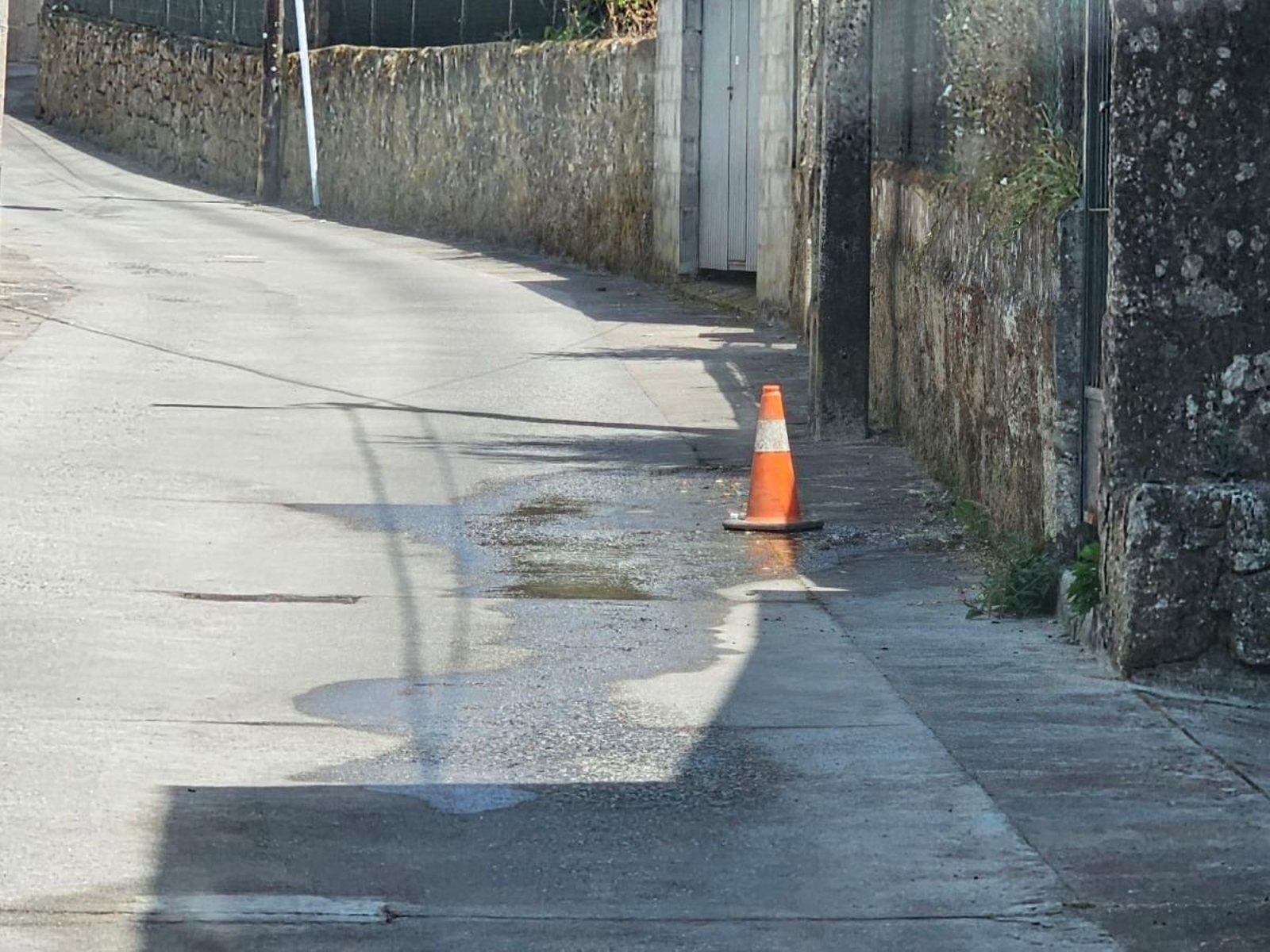 Fuga de agua en la rúa Estévez Carrera de Leiro, que fue solventada en el día de ayer tras varios días