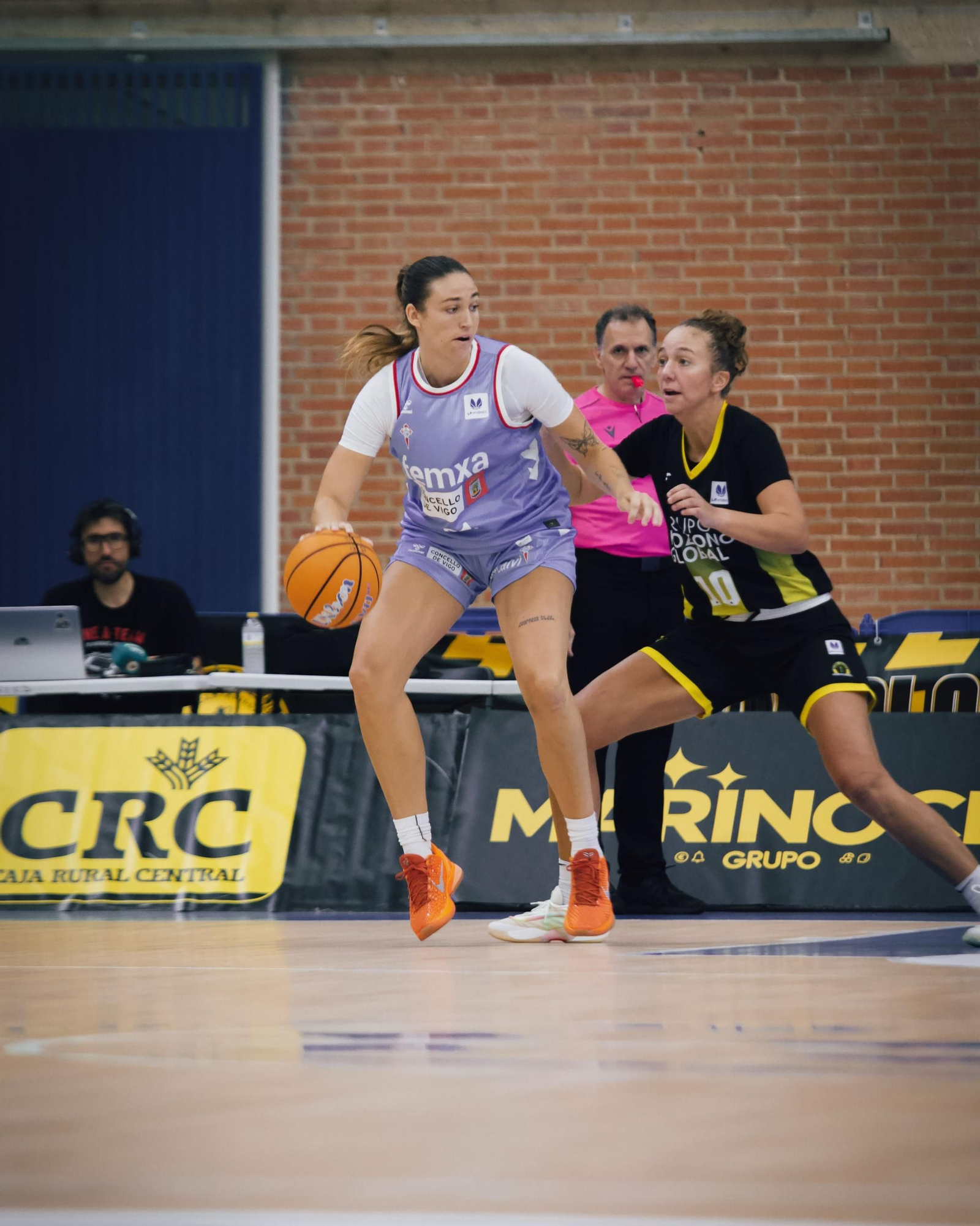 La interior celeste Emma Ronsiek bota frente a la ala-pívot gualdinegra Jordan Hobbs.