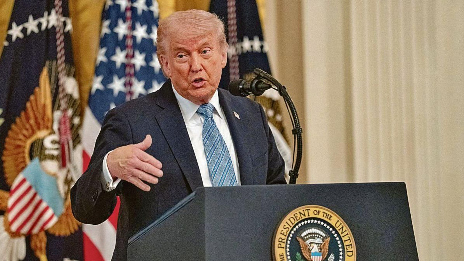 Donald Trump se dirige a la prensa ayer en el Salón Este de la Casa Blanca.