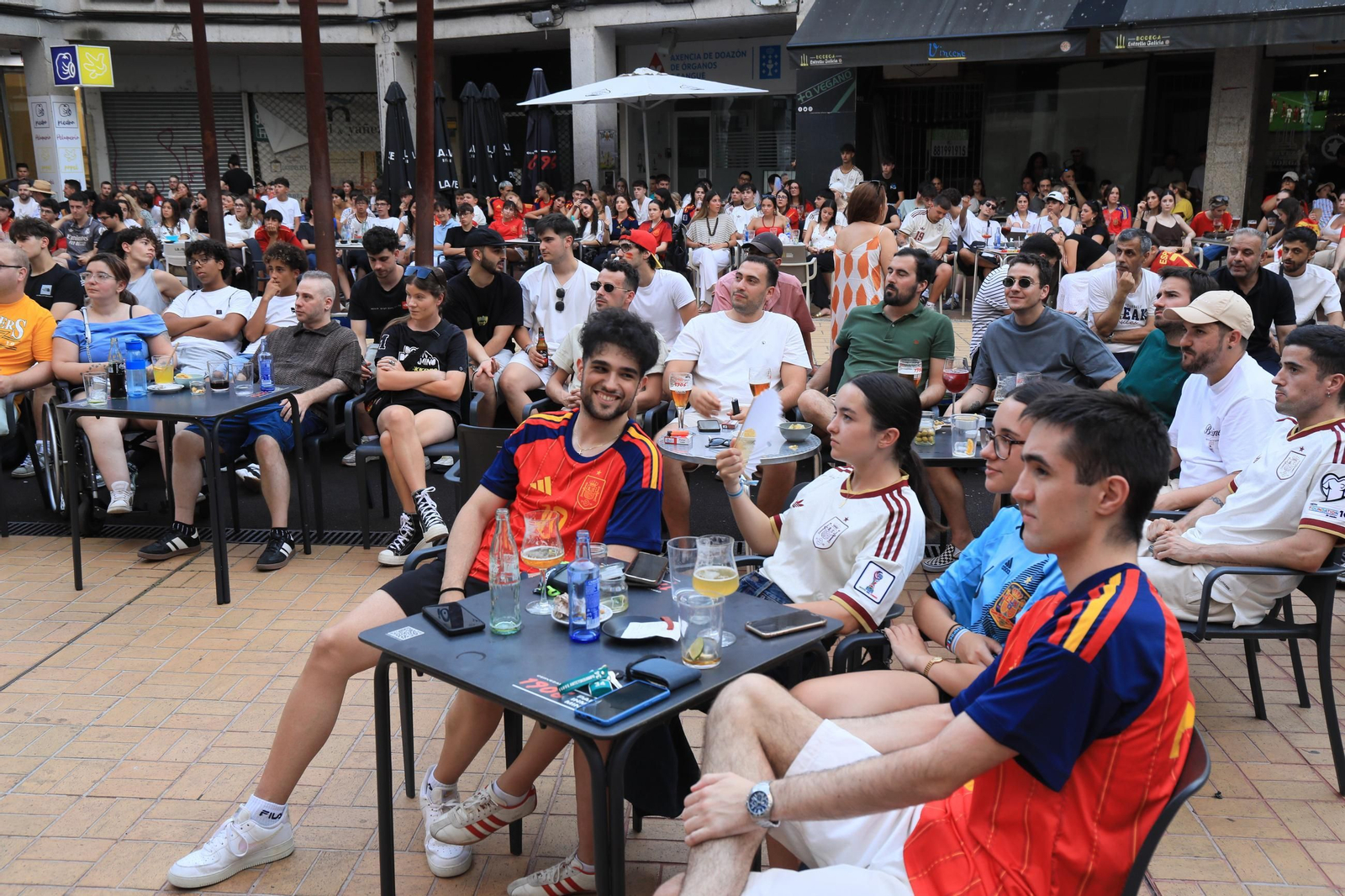 Galería | Ambiente y expectación en las terrazas de Ourense para disfrutar del partido de la selección española ante Portugal , en fotos