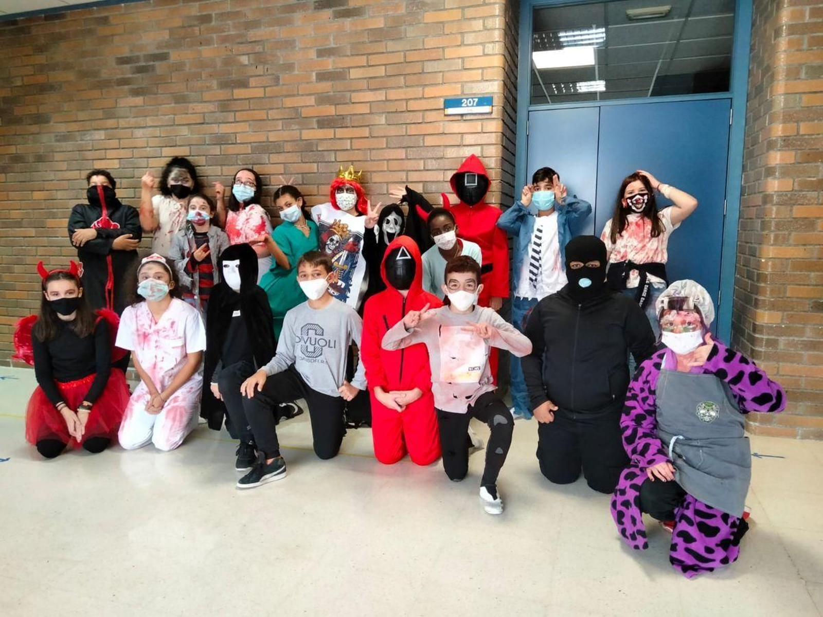 Irmáns Villar. Cada aula festexou por separado o Samaín.