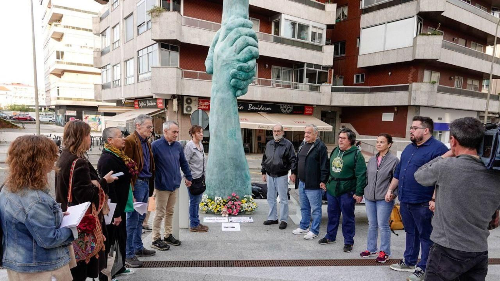 Homenaje a los fallecidos en el incendio a las puertas de la Cidade da Xustiza.
