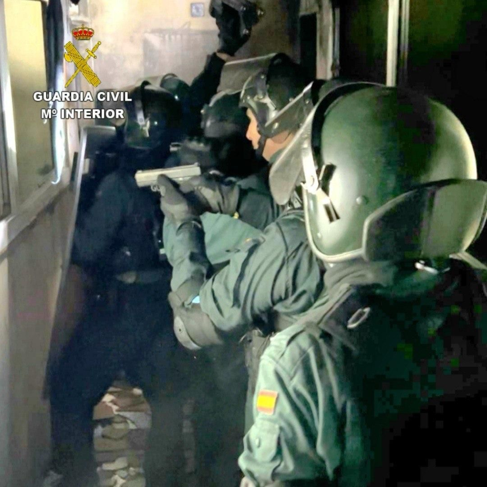 La Guardia Civil durante el registro en Cangas.