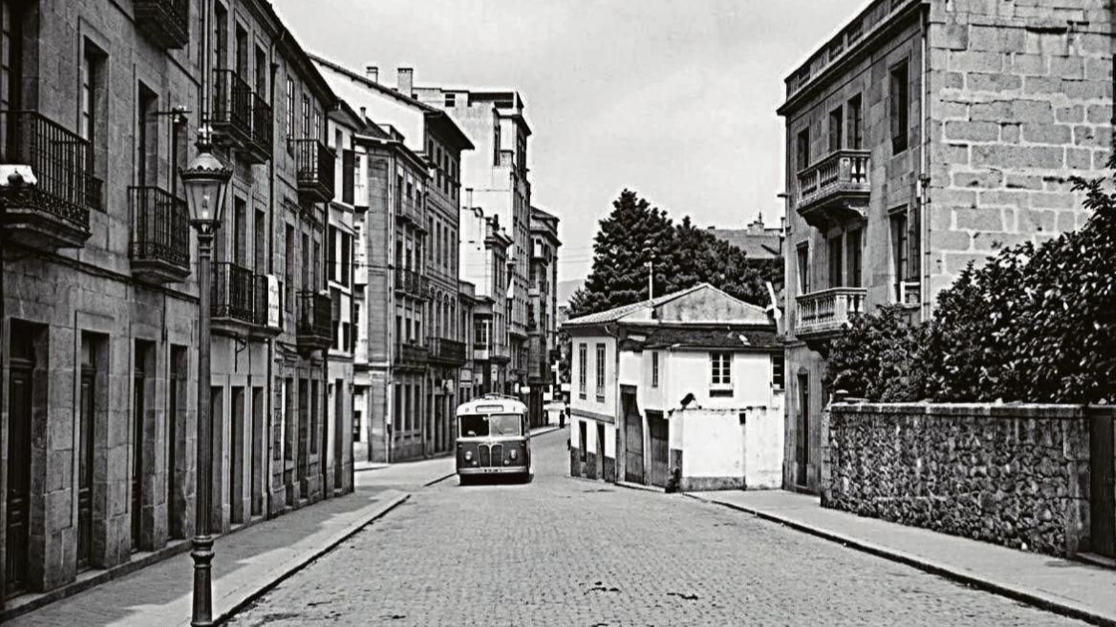 Bedoya 1956. Para evitar discusiones, ya os digo que el autobús estaba en el cruce con Santo Domingo.