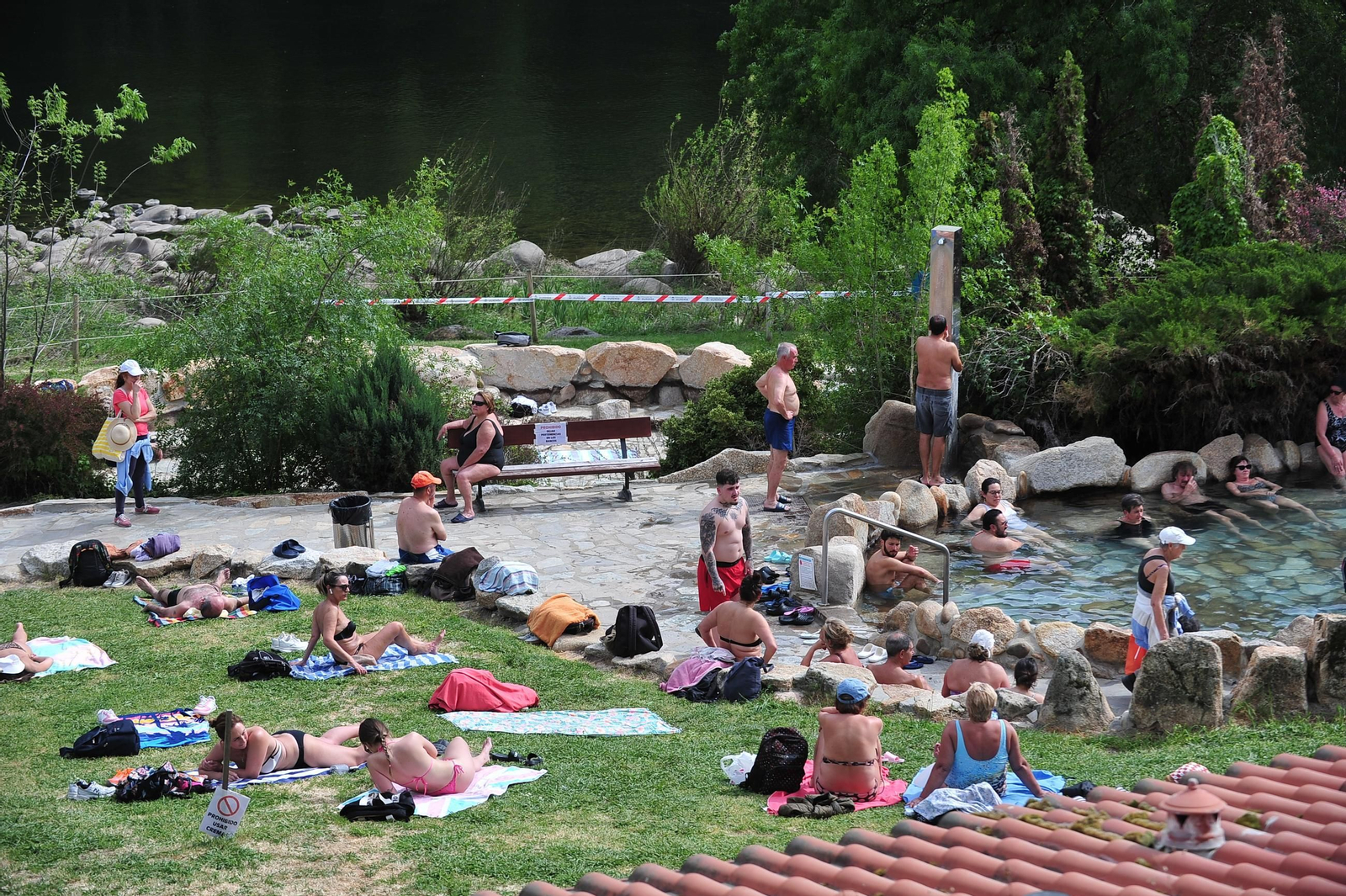 Las termas de Outariz registraron una gran afluencia de gente con el buen tiempo.