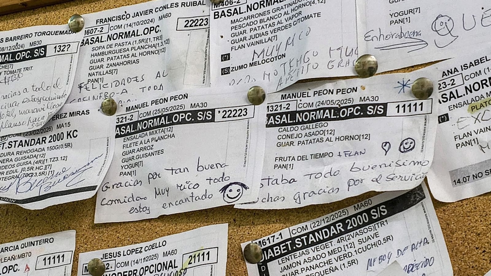 Notas que dejan pacientes en las bandejas de comida.