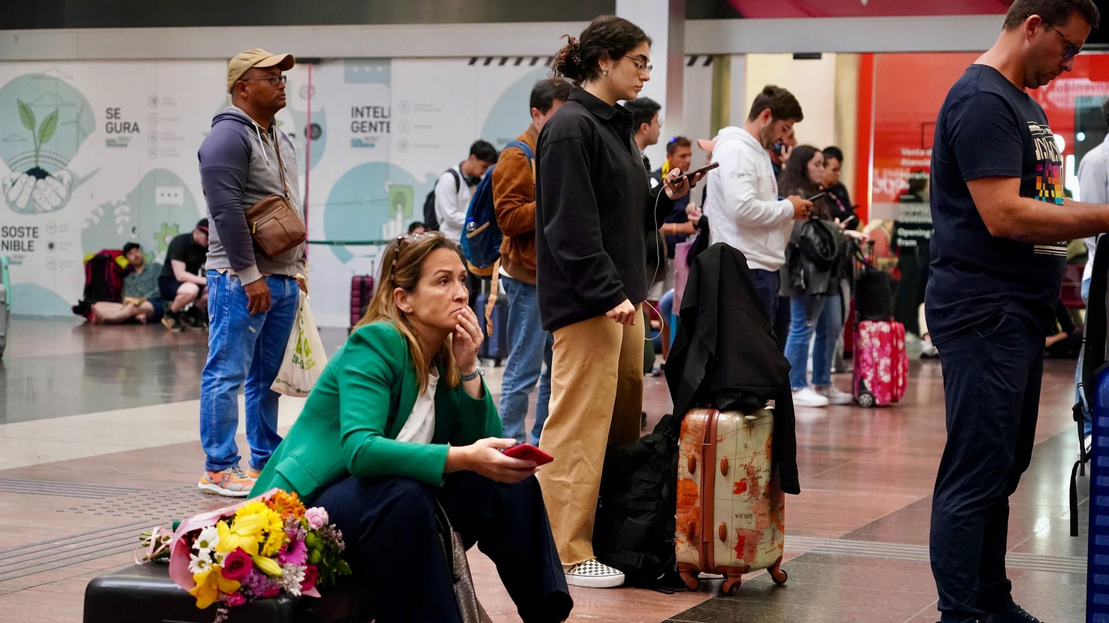Viajeros en la estación de María Zambrano debido al retraso por el robo de cables de trenes