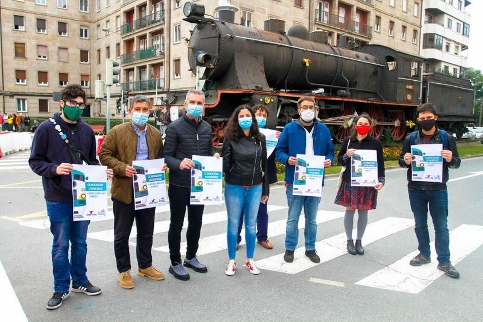 Noa Presas, junto a otros miembros del BNG, en A Ponte.