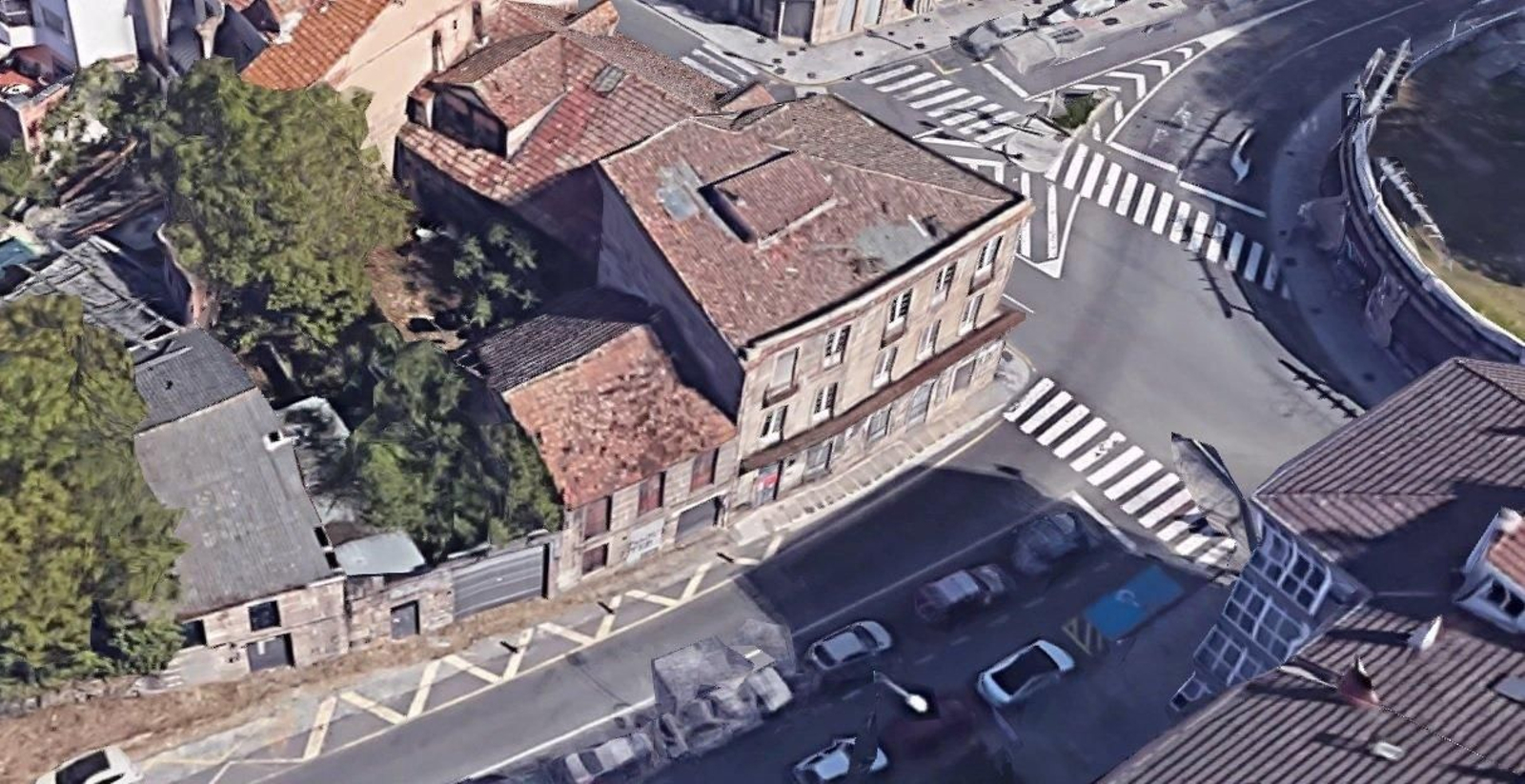 El edificio de la calle Basilio Álvarez adquirido por el Concello.