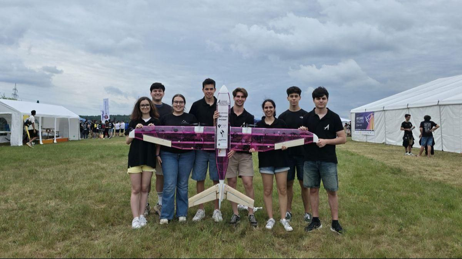 Integrantes del equipo UVigo Aerotech que viajaron a Alemania para competir con su aeronave.