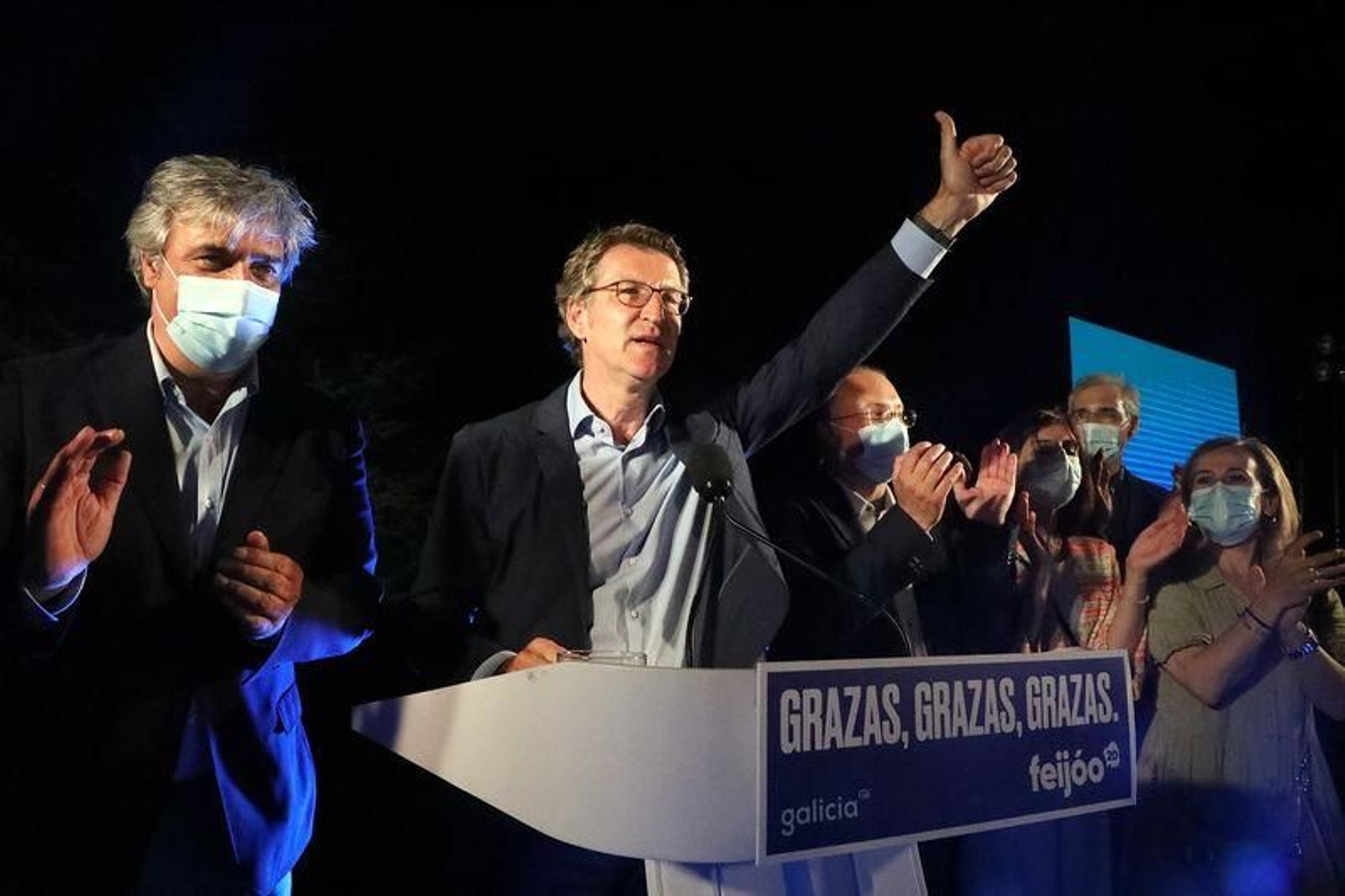 El presidente de la Xunta en funciones, Alberto Núñez Feijóo, celebra los resultados de las elecciones.