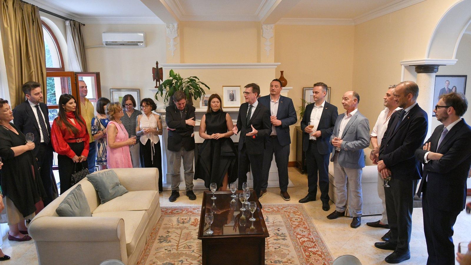El presidente del Cervantes durante un encuentro en Macedonia