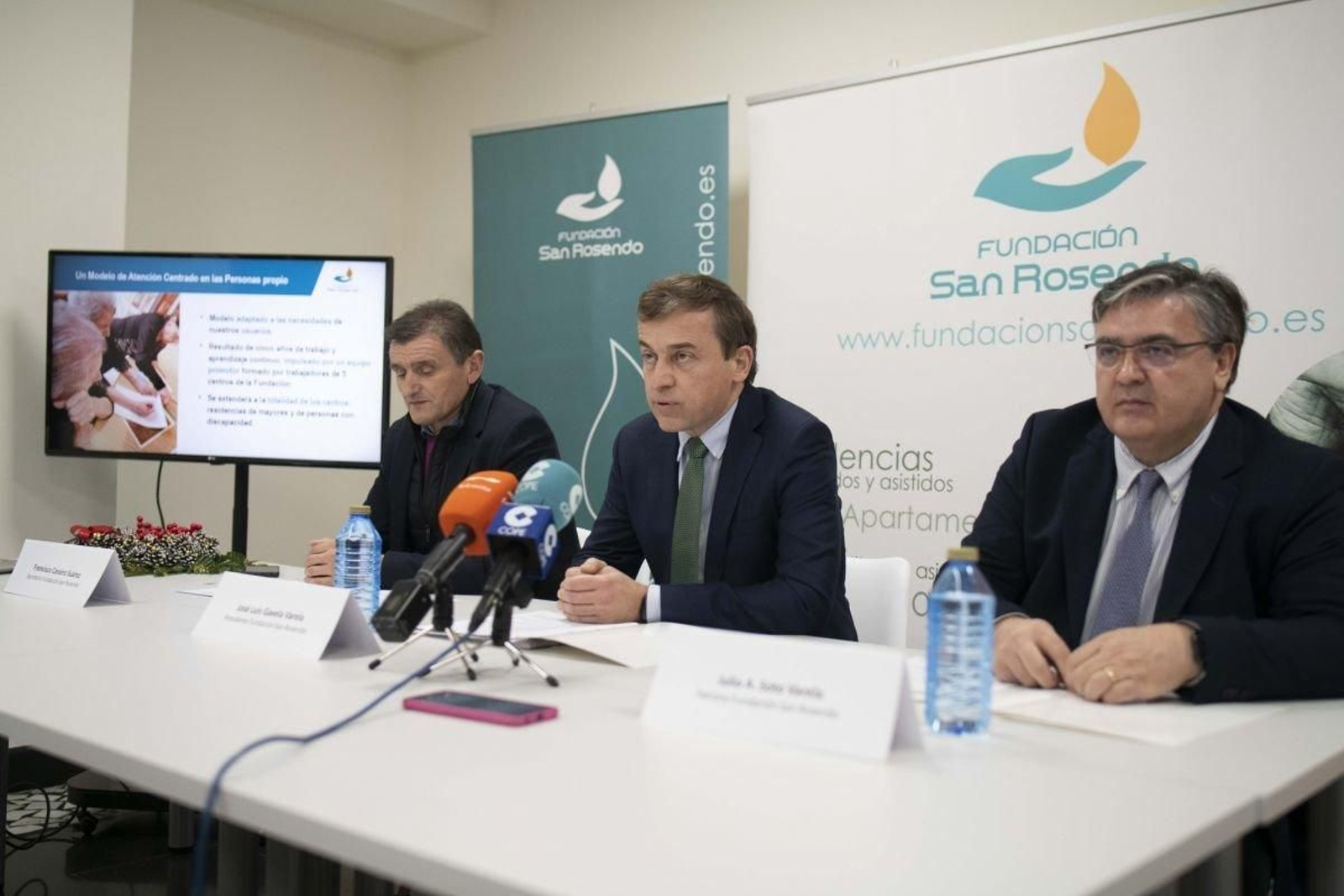 Francisco Caseiro, José Luis Gavela y Julio Soto, durante la presentación de la memoria