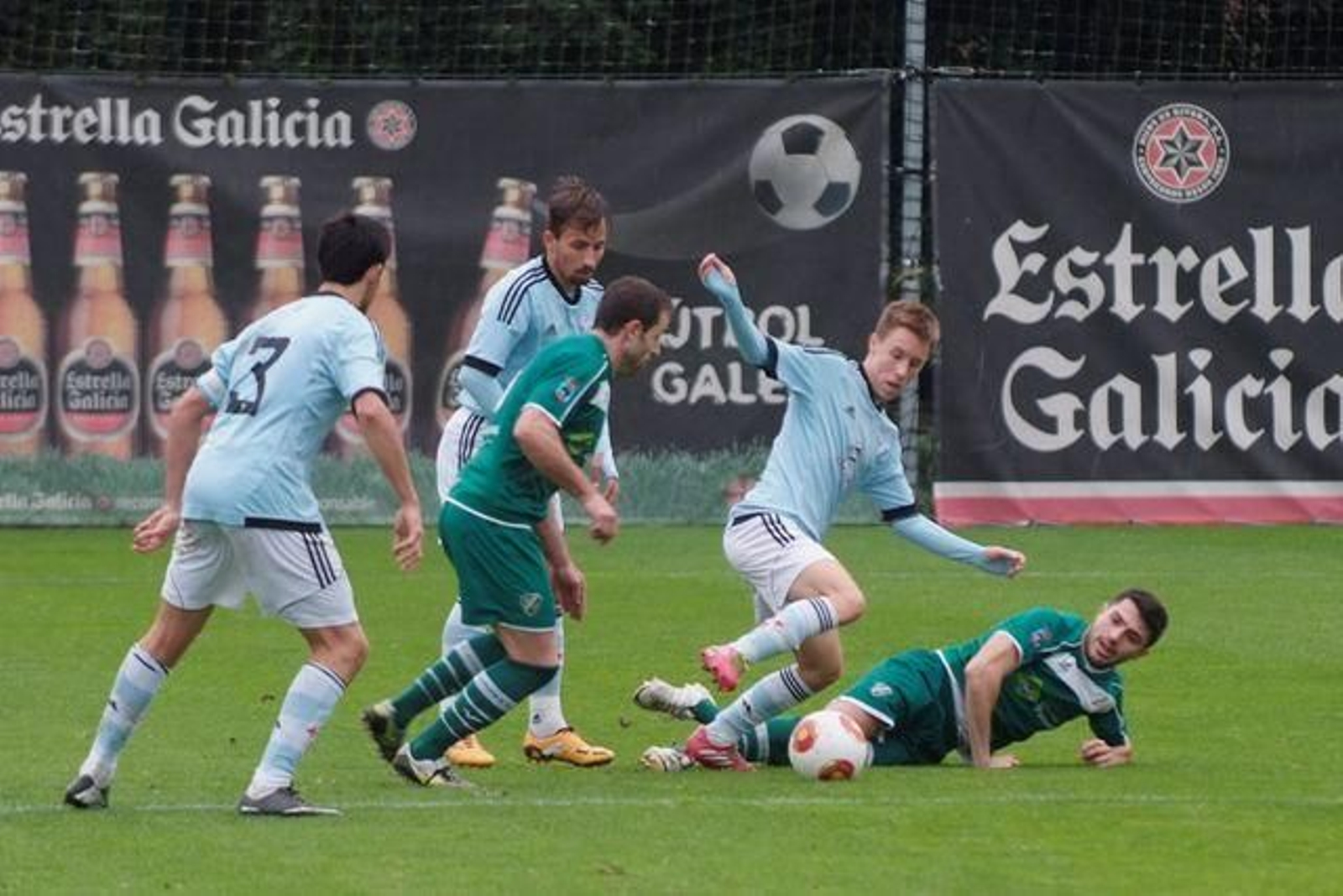 Jugadores de Celta B y Coruxo, en el derbi que disputaron en enero en Barreiro con victoria de los de O Vao.