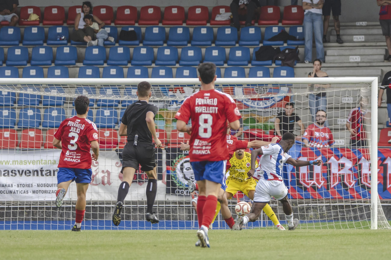 Galería | O Couto disfruta con el estreno de la UD Ourense en Primera Federación, en fotos