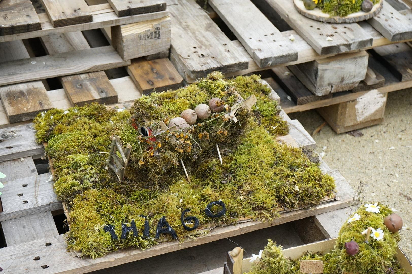 Uno de los maios con el nombre de Thiago escrito.