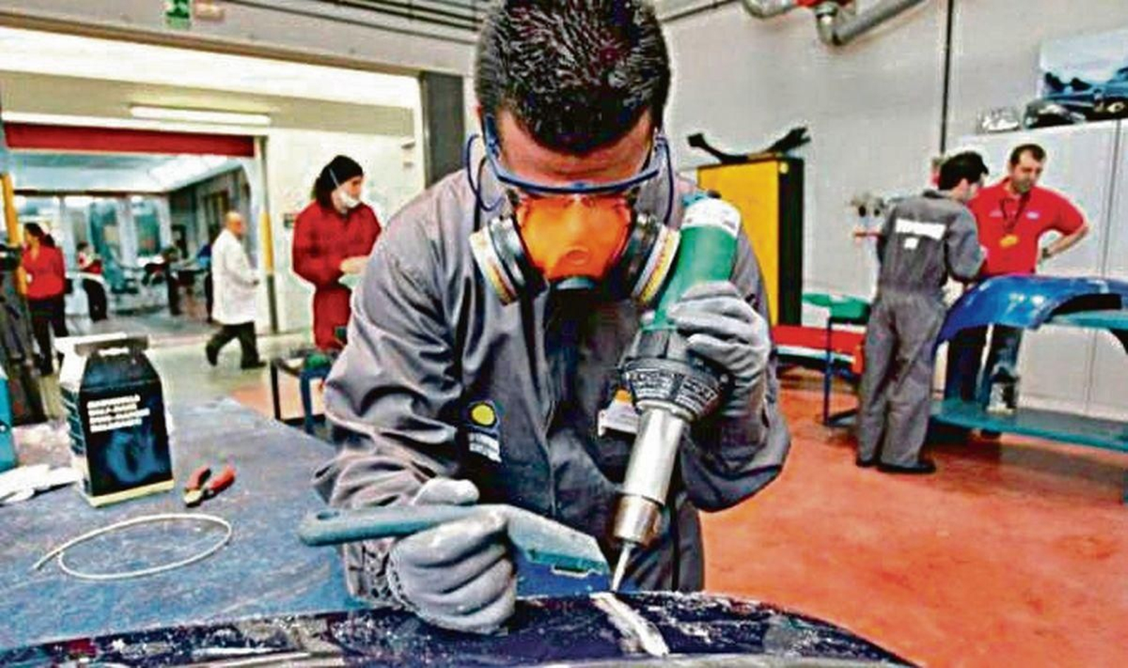 Un estudiante de Formación Profesional durante una clase práctica de soldadura.