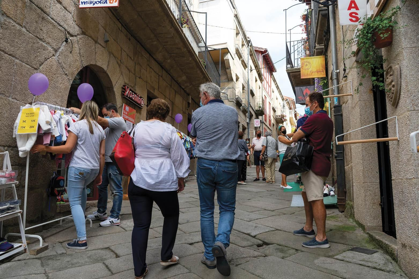 Las calles del casco antiguo de Allariz, muy animadas (MIGUEL GARCÍA).