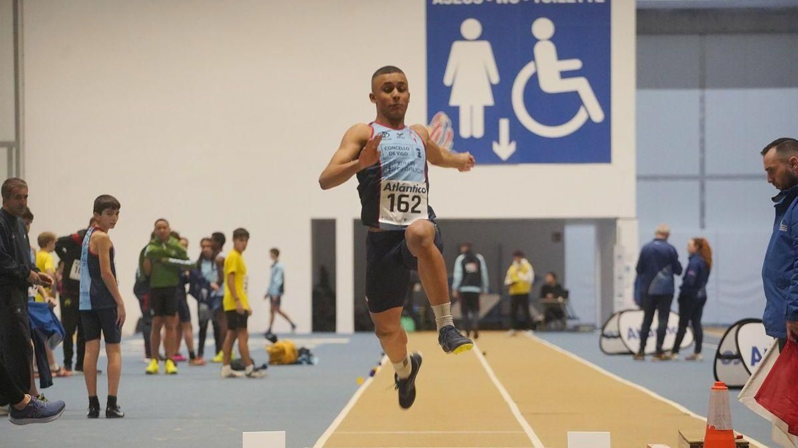 El salto de longitud es uno de los concursos presentes en el programa.