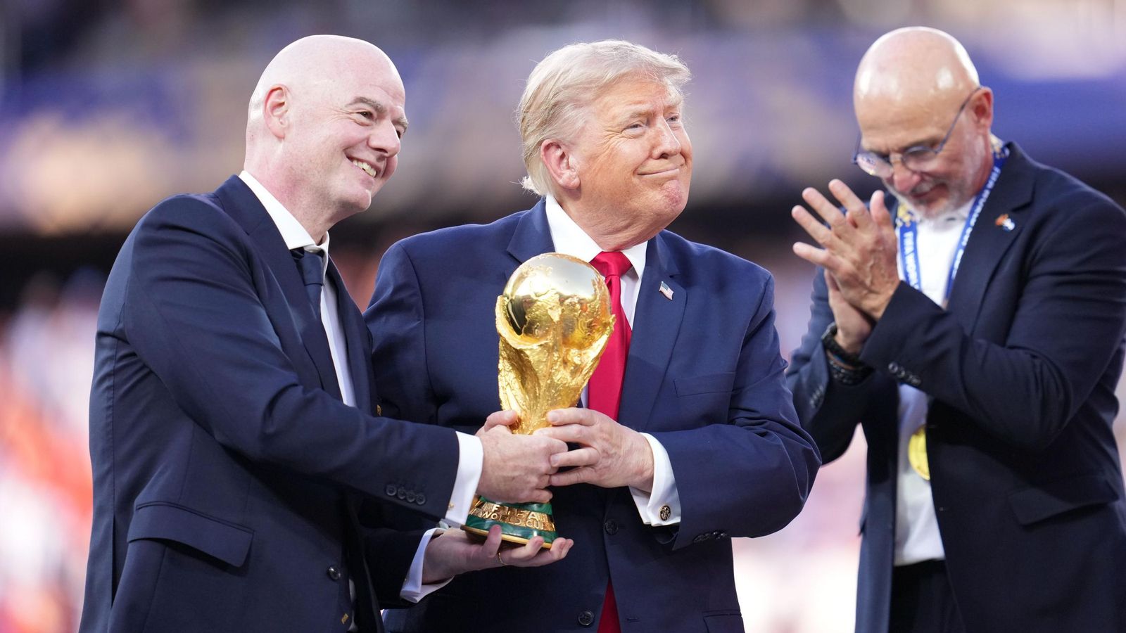Momento de la entrega del trofeo del Mundial