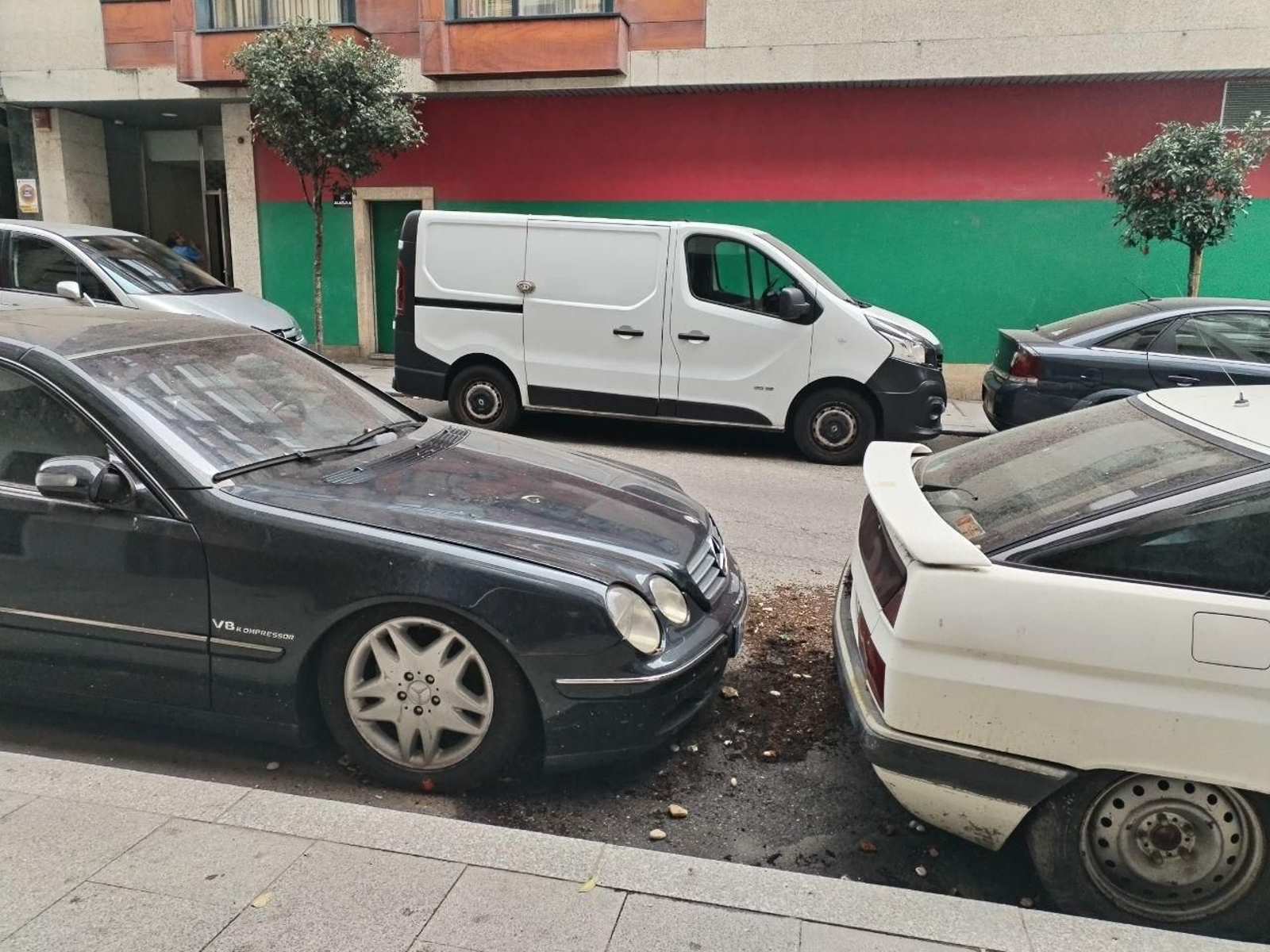 Una maceta cayó en la calle Camilo José Cela por el fuerte viento y causó daños a coches.