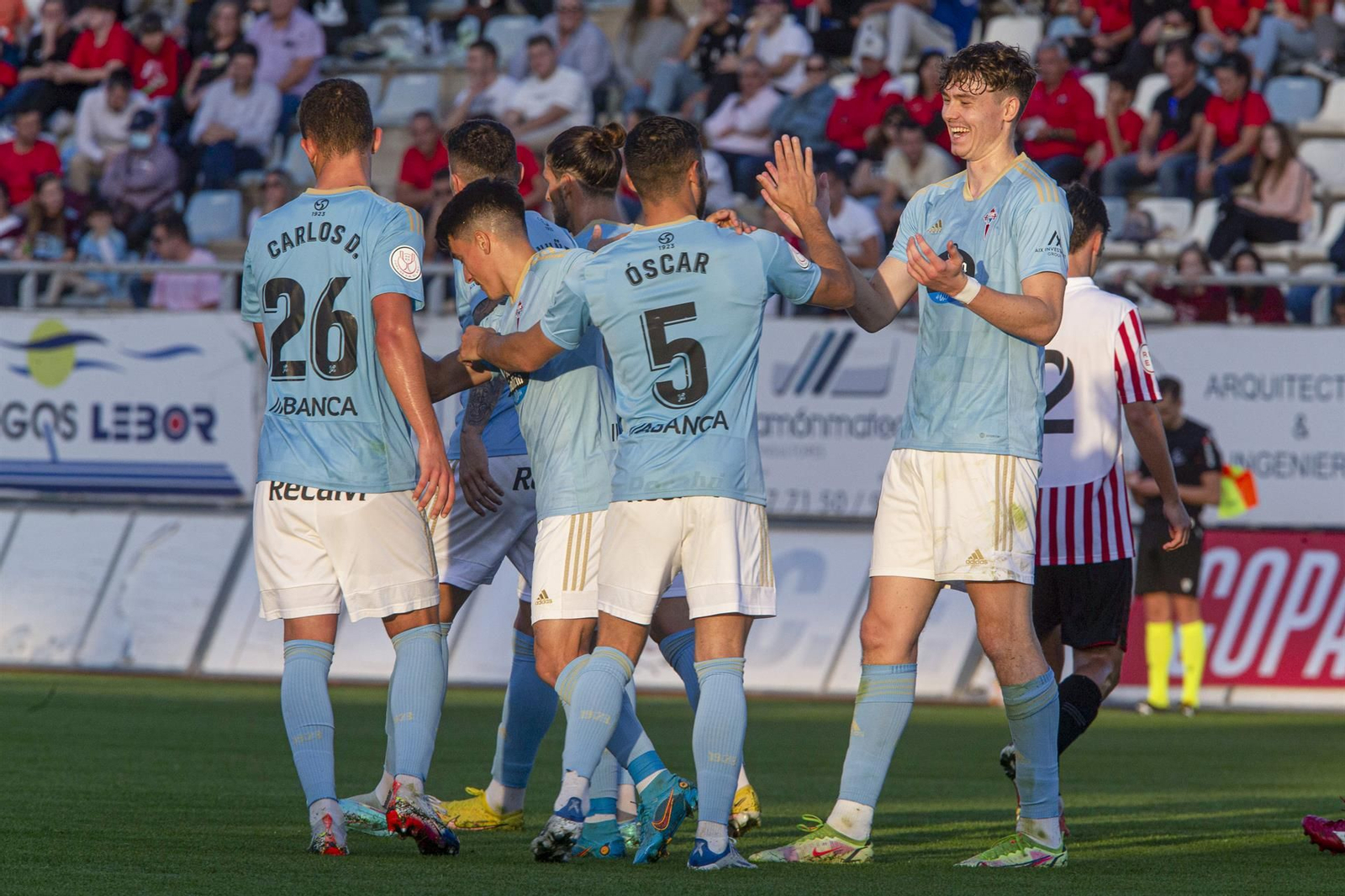 Los jugadores del Celta celebran uno de los seis goles. // EFE