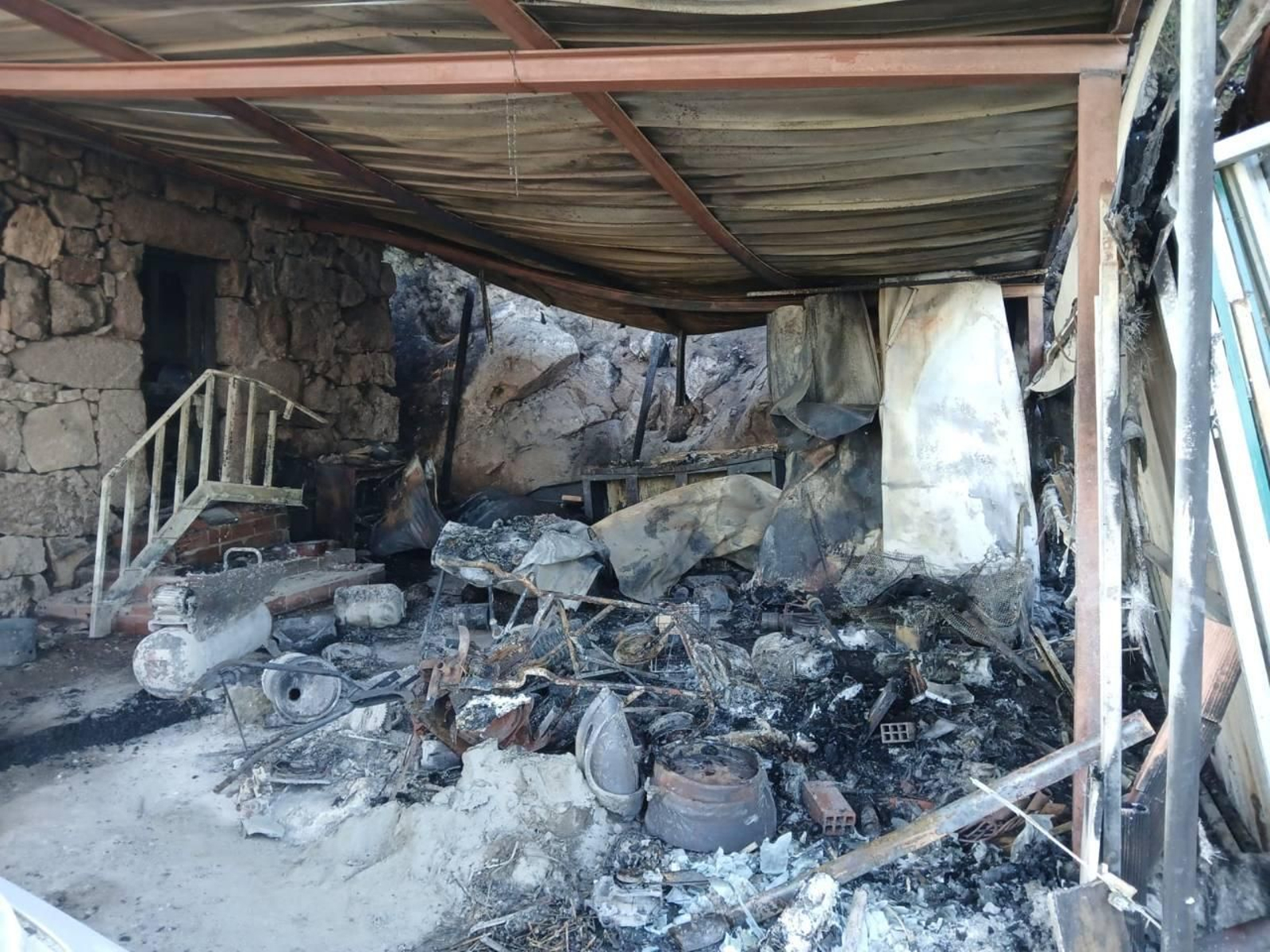 Estado en el que quedó el galpón de Bueu tras el incendio.