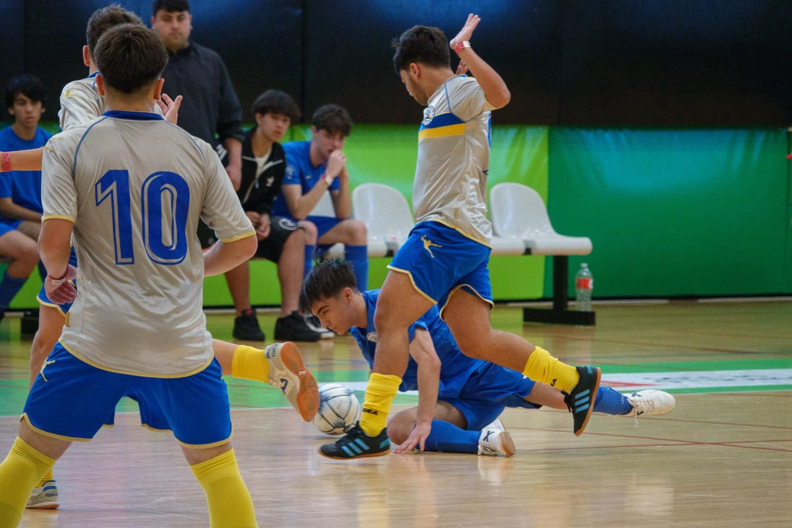 Partido de fútbol sala de la Vigo Cup en Navia.