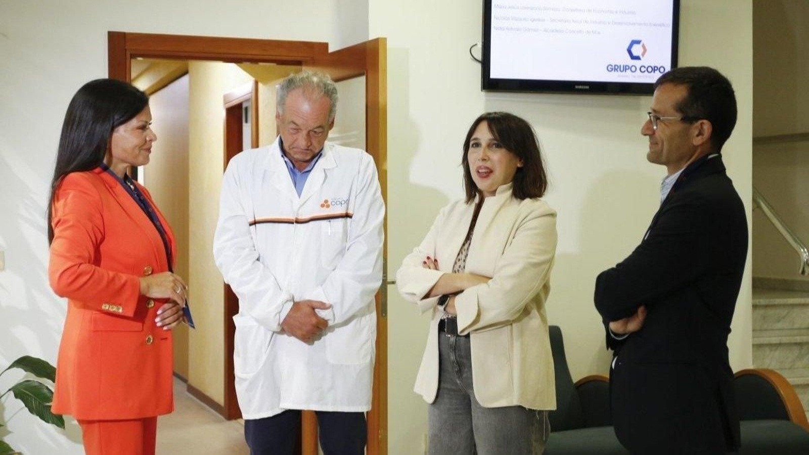 María Jesús Lorenzana visitó ayer el grupo Copo con la alcaldesa de Mos, Nidia Arévalo.