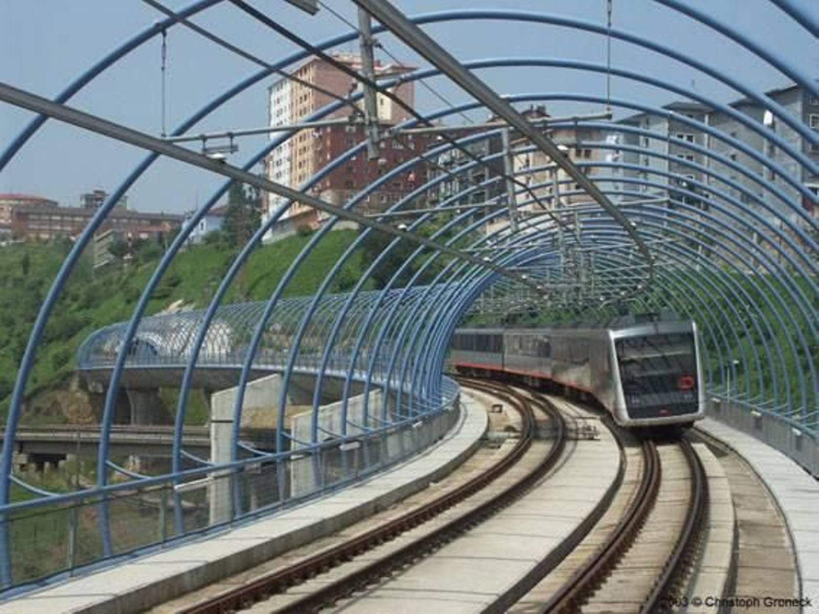 En la foto, una de las unidades del ferrocarril metropolitano de Bilbao.