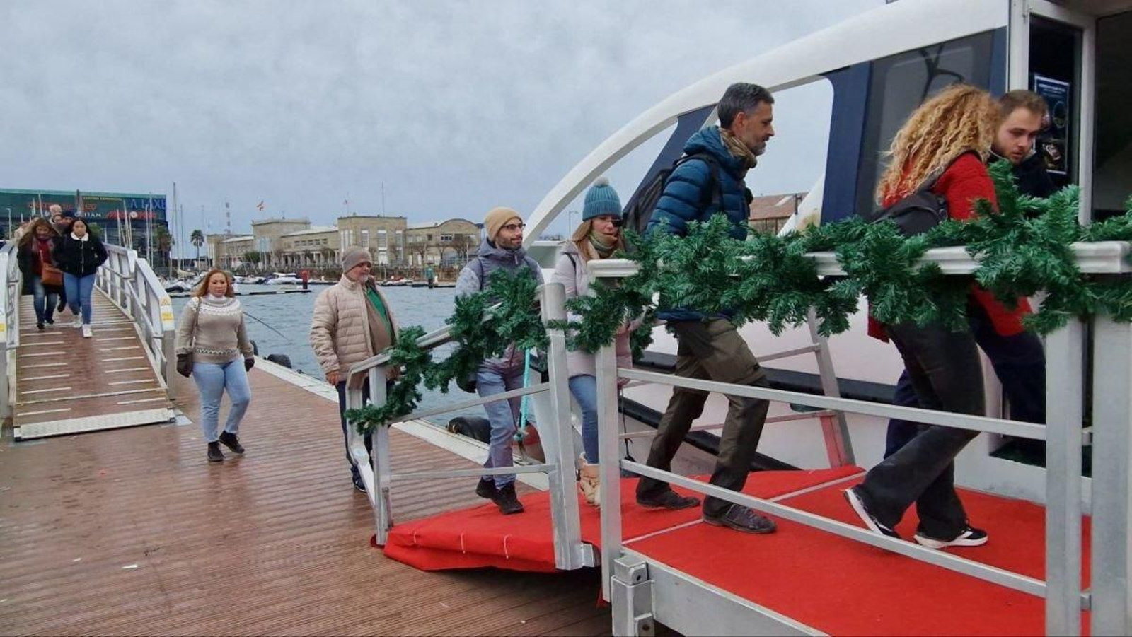 Viajeros a las Cíes, embarcando ayer por la mañana desde el puerto vigués.