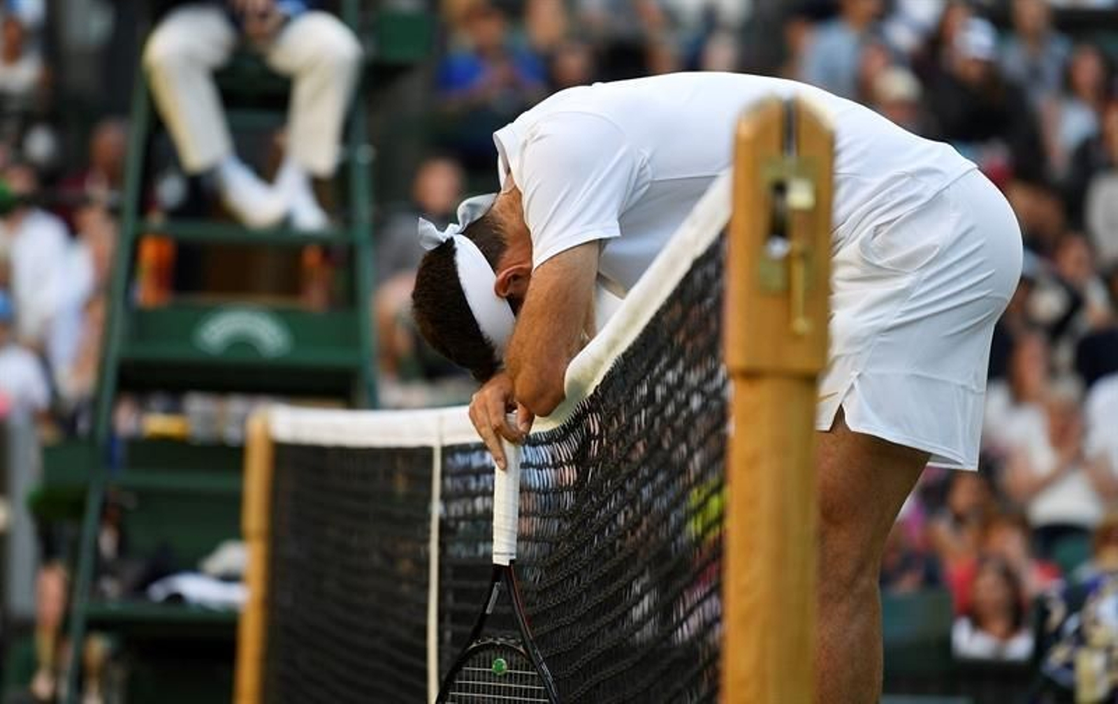 l tenista argentino Juan Martin Del Potro reacciona tras perder un punto ante el español Rafael Nadal.