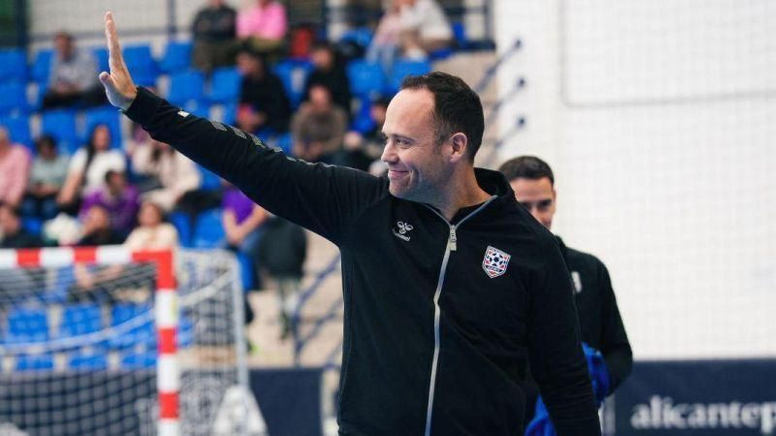 El técnico vigués saluda a la grada en un partido de esta temporada.