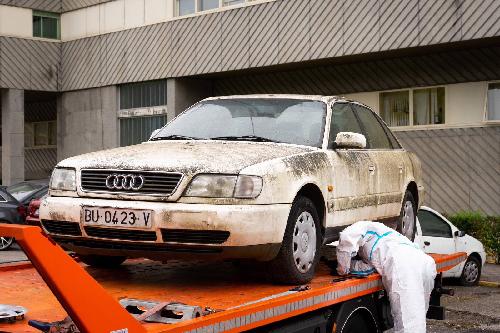 Traslado e inspección del coche familiar del triple crimen de Burgos