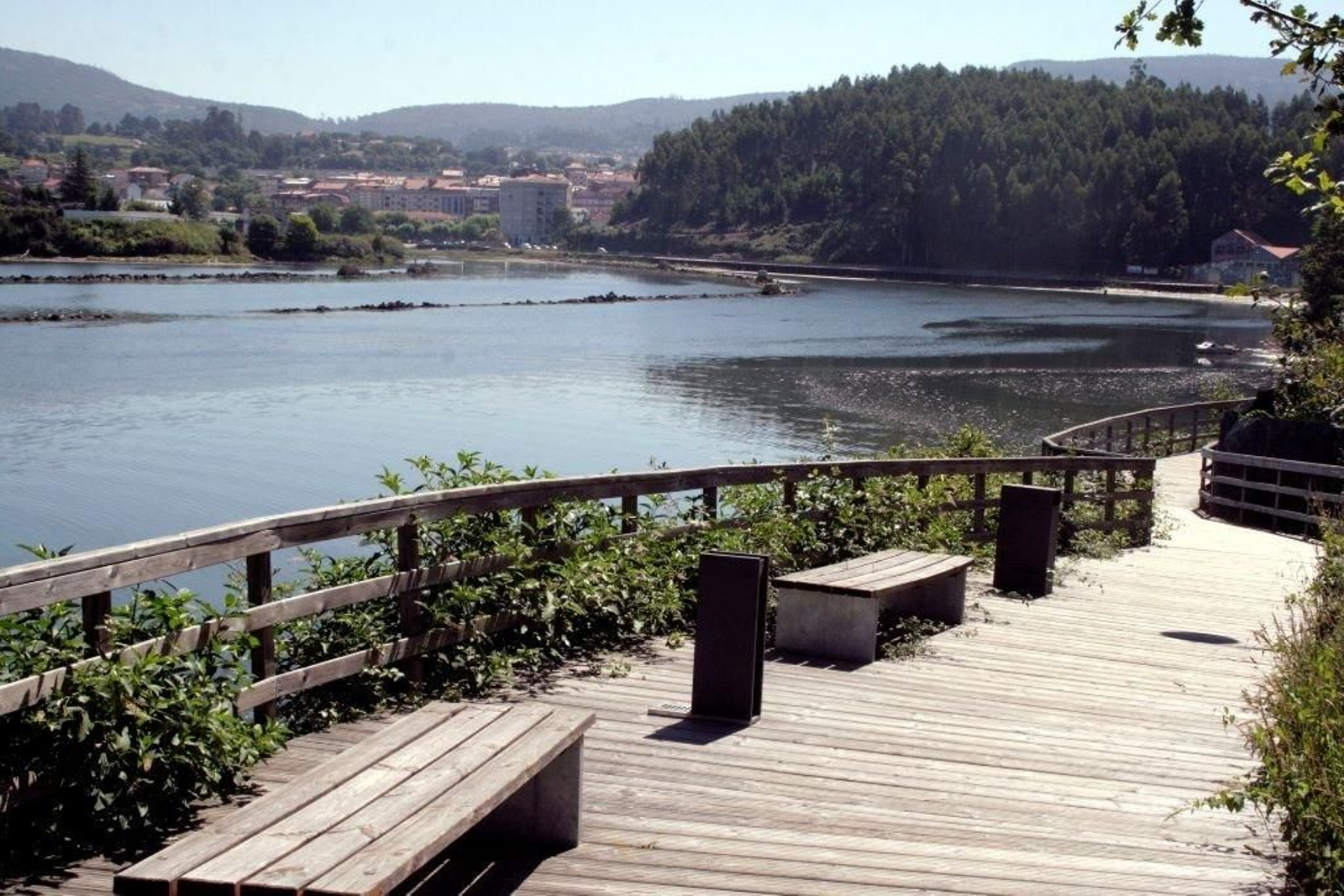 La pasarela de madera y el mobiliario necesitan de trabajos de reparación y mantenimiento.