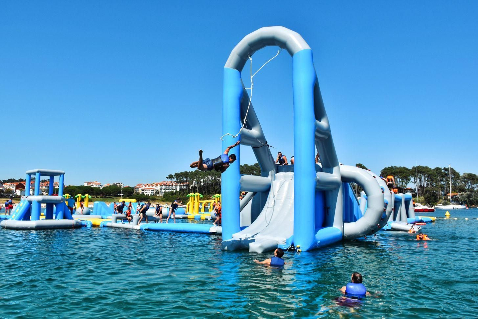 Una de las atracciones del parque acuático flotante de Sanxenxo.