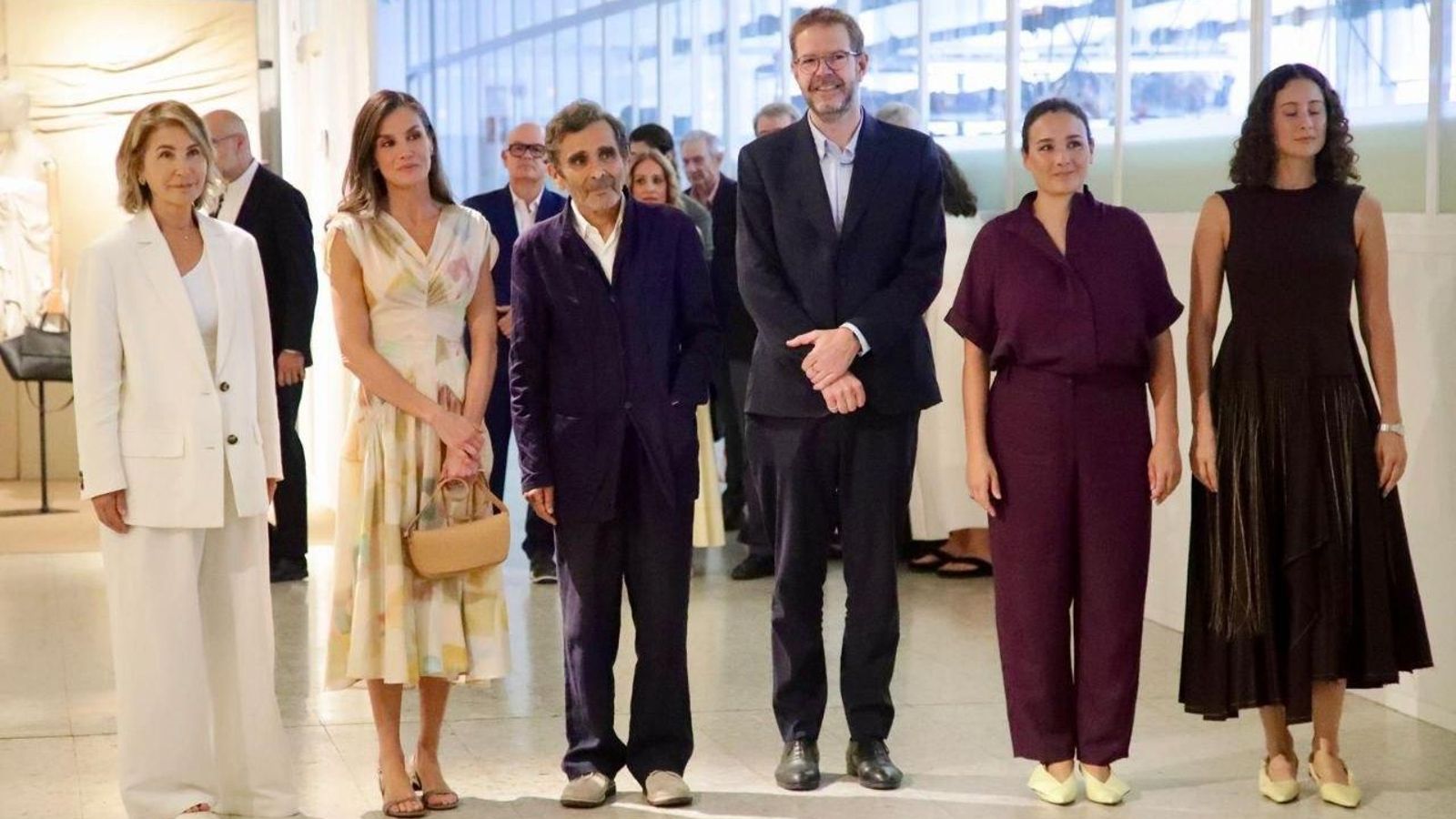La reina Letizia estuvo acompañada durante su visita por Adolfo Domínguez (derecha).