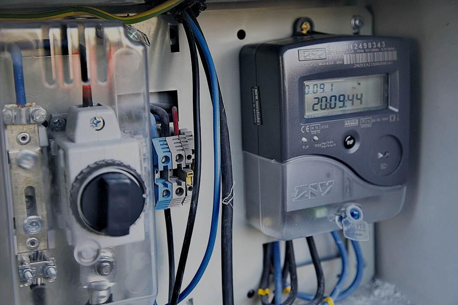 Contador electrónico de la luz instalado en una vivienda.