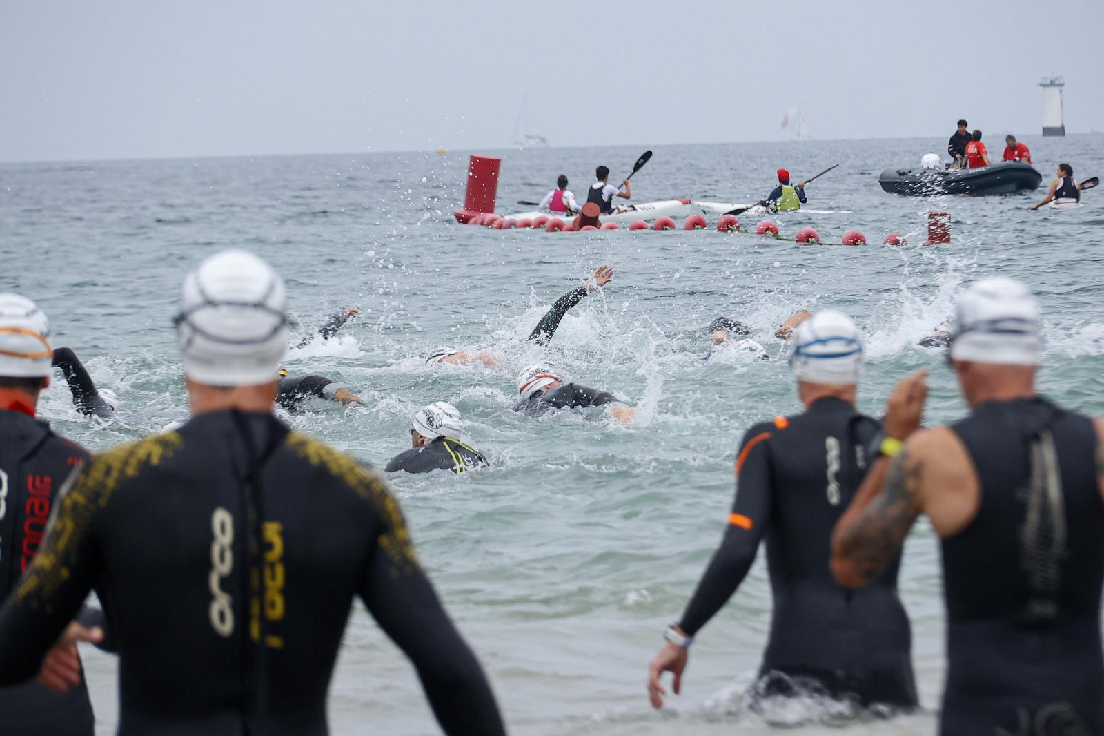 Galería | Centenares de nadadores se citan en Praia América para la Travesía a nado Costa Serena 2026