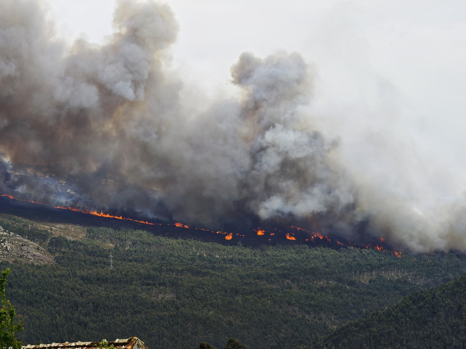 Un incendio forestal calcina la sierra del monte Galleiro