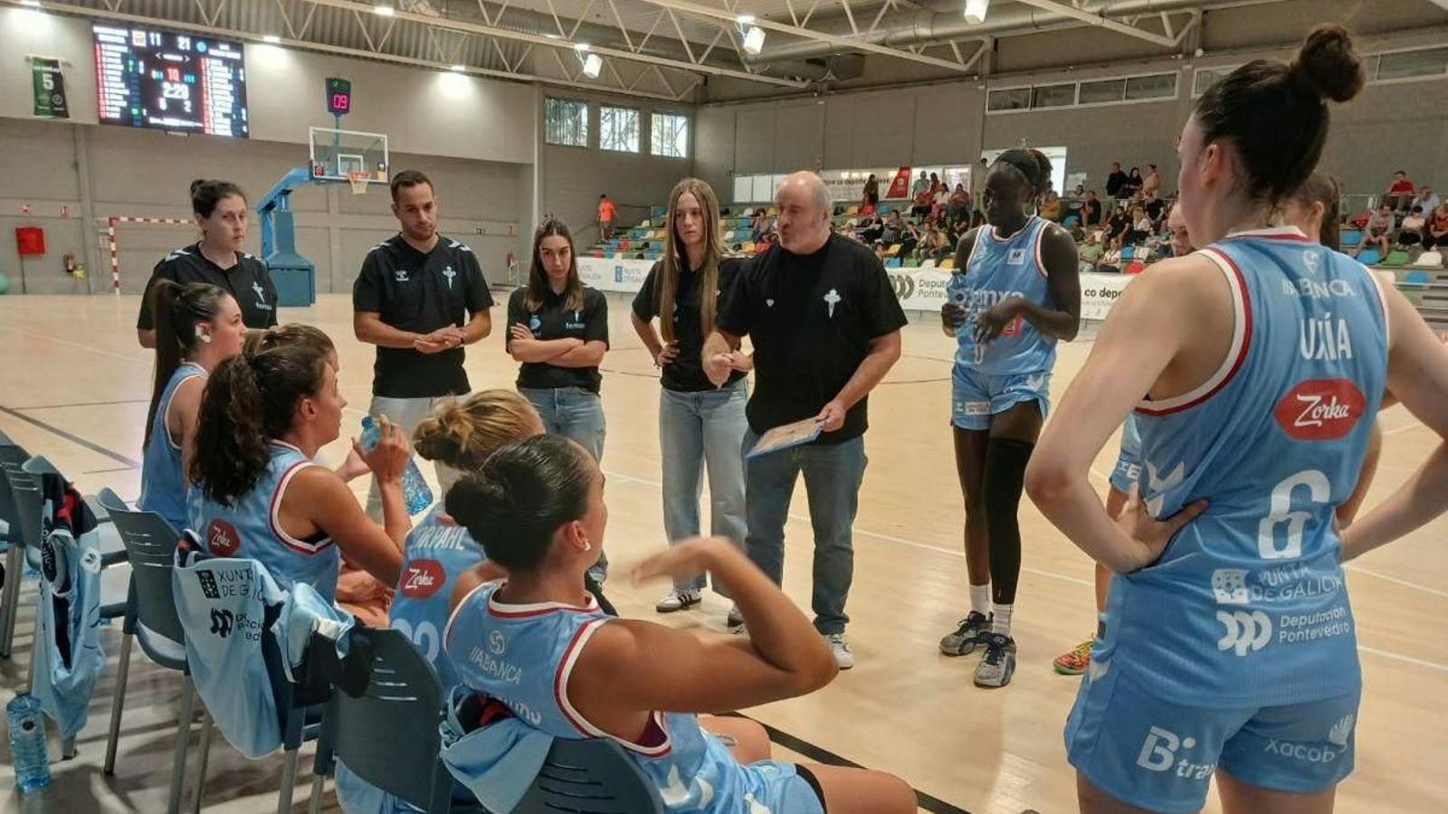 Dani Nieto da instrucciones a sus jugadoras en el partido disputado ayer en pabellón Sara Gómez.